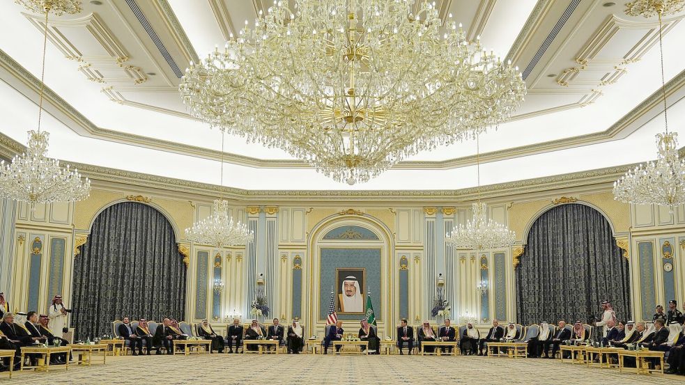 Zu Trumps Besuch gehörte auch eine Begrüßungszeremonie in einem opulenten Saal im Königspalast. Foto: Alex Brandon/AP/dpa