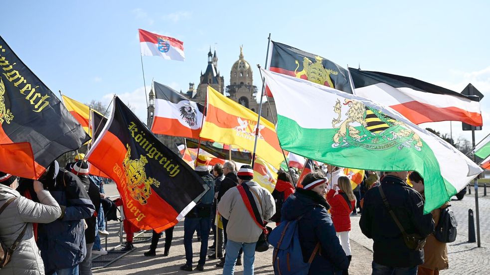 Im März hatten sich Hunderte Menschen aus der sogenannten Reichsbürgerszene vor dem Schweriner Schloss versammelt. (Archivbild) Foto: Philipp Dulian/dpa