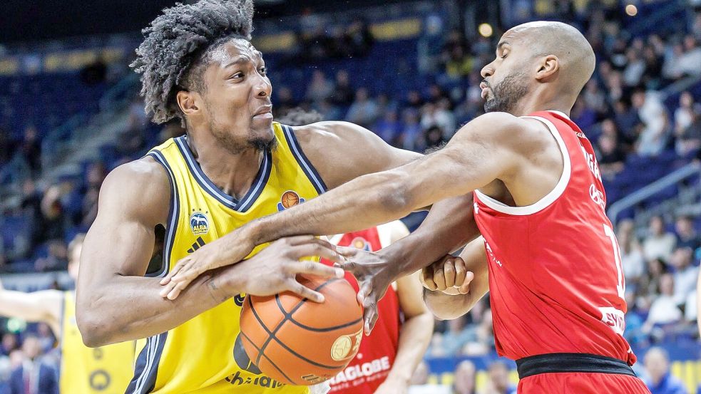 Alba-Center David McCormack wird vom MBC-Akteur Akeem Vargas attackiert. Foto: Andreas Gora/dpa