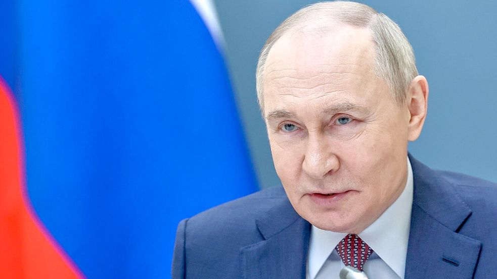 Präsident Putin hält sich weiter zu seiner Teilnahme an Friedensgesprächen bedeckt. (Archivbild) Foto: Alexander Kazakov/Pool Sputnik Kremlin/AP/dpa