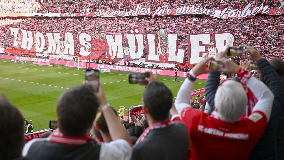 Mit dieser Choreografie wird Münchens Thomas Müller vor seinem letzten Heimspiel von den Fans verabschiedet. Foto: dpa/Sven Hoppe