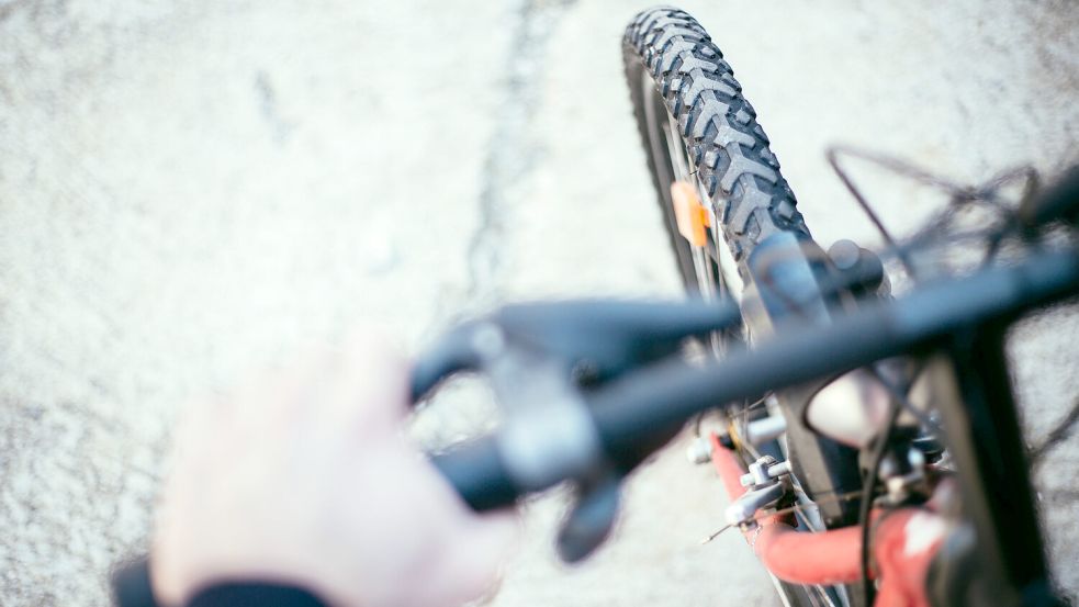 Eine Polizistin hat sich spontan ein Kinderfahrrad geschnappt, um einen flüchtigen Abschiebehäftling zu verfolgen. Foto: IMAGO/imagebroker/Patrick Daxenbichler