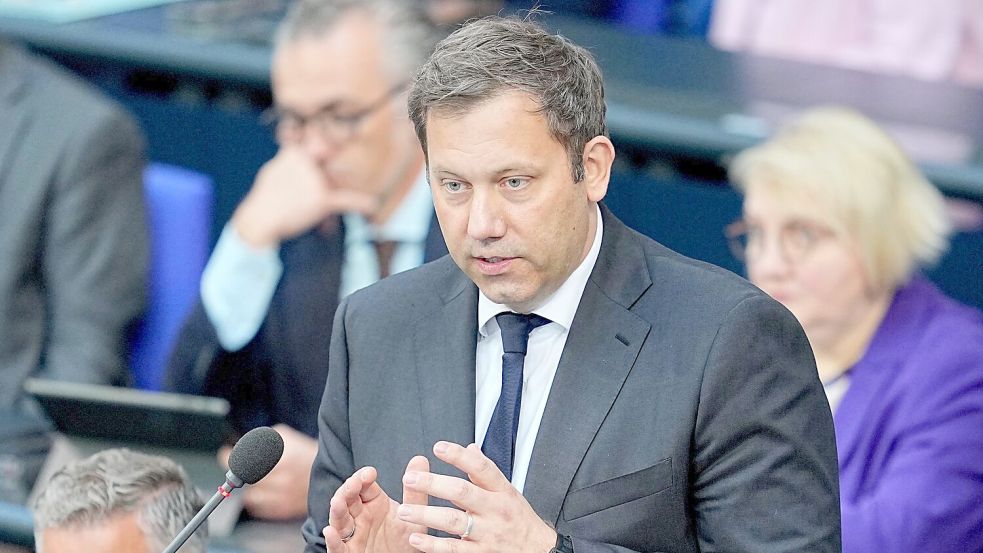 Klingbeil antwortete im Bundestag auf Fragen der Abgeordneten. Foto: Michael Kappeler/dpa