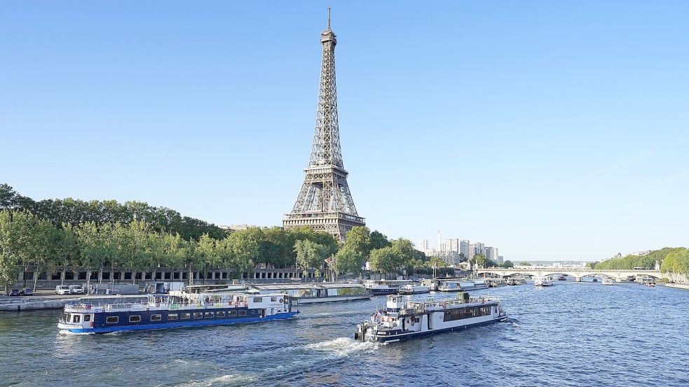 Auch in der Nähe des Eiffelturms sollen Menschen wieder in der Seine schwimmen dürfen. (Archivbild) Foto: -/kyodo/dpa