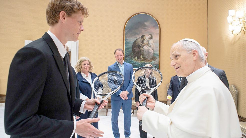 Zwei Tennisspieler unter sich: der Weltranglistenerste Jannik Sinner (links) und Papst Leo XIV. Foto: --/Vatican Media/dpa