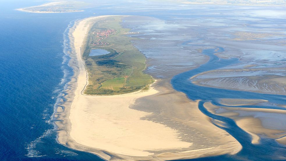 Ein Blick auf Juist mit Norderney im Hintergrund. Die Durchgänge zwischen den Inseln, die Seegatten, sind für Schiffsbesatzungen eine Herausforderung. Foto: DPA