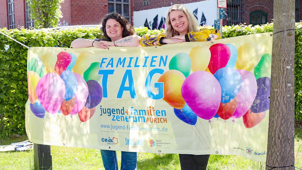 Tanja Munzig (rechts) und Marianka Lüttringhaus vom Familienzentrum freuen sich schon auf viele Besucher beim Familientag am kommenden Sonntag. Foto: Romuald Banik
