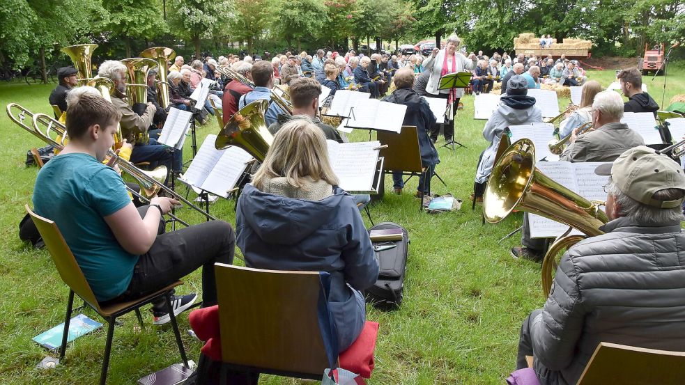 Jahr für Jahr begleiten die Rechtsupweger Bläser gemeinsam mit anderen Musikern aus dem Brookmerland den Freiluftgottesdienst an Christi Himmelfahrt in Siegelsum. Foto: Thomas Dirks