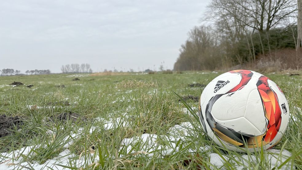 Bis auf der geplanten zentralen Sportstätte am Tjücher Moortun in Marienhafe Fußball gespielt werden kann, wird noch einige Zeit vergehen. Foto: Thomas Dirks