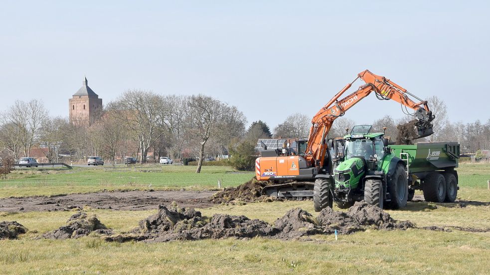 Baggern für den neuen Sportplatz: Am Tjücher Moortun in Marienhafe laufen seit Ende März die Erdarbeiten. Foto: Thomas Dirks
