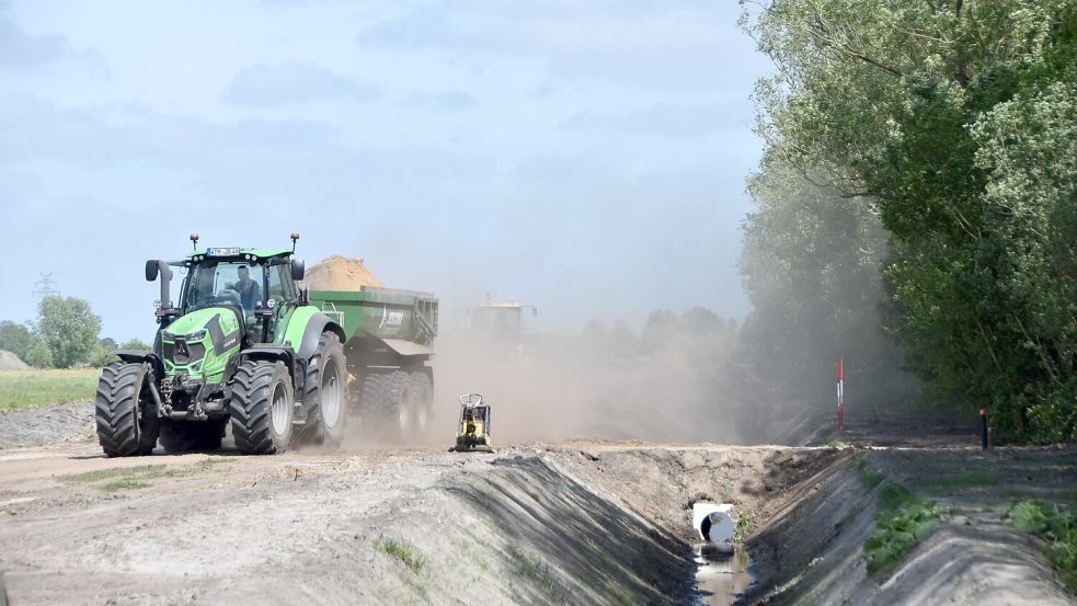 Wegen der anhaltenden Trockenheit sind die Erdarbeiten am Tjücher Moortun in Marienhafe derzeit eine staubige Angelegenheit. Foto: Thomas Dirks
