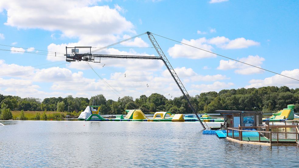 Die Wakeboardanlage und der Aquapark als Attraktion in Tannenhausen. Foto: Romuald Banik