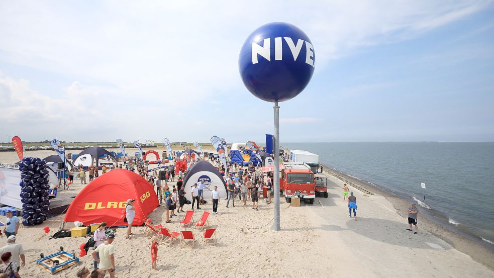 Der Nivea-Ball ist das bekannte Markenzeichen am Strand von Dornumersiel (hier bei der Erneuerung 2019). Foto: Romuald Banik