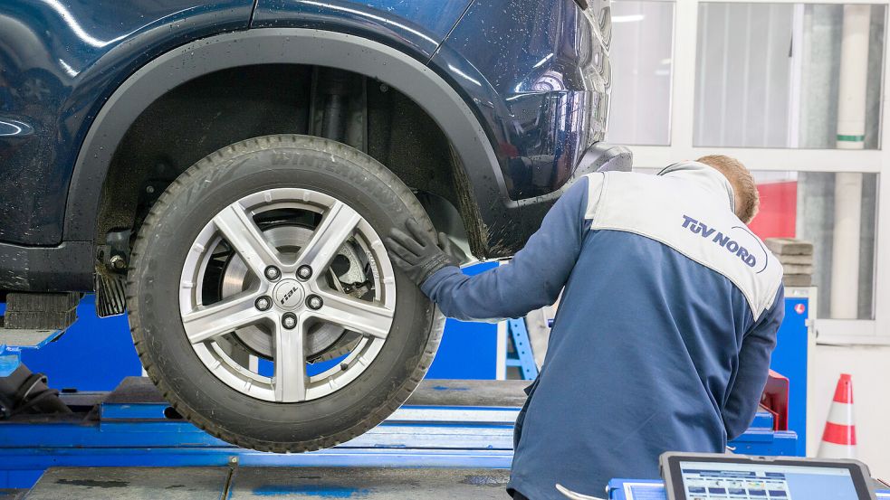 Die Hauptuntersuchung beim TÜV fällt bald für viele Fahrzeughalter doppelt so oft an. Foto: dpa/Julian Stratenschulte