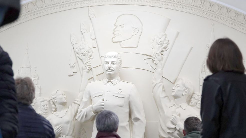 Historiker machen Sowjetdiktator Josef Stalin für den Tod von Millionen Menschen verantwortlich - nun erinnert ein Denkmal in der Moskauer Metro an ihn. Foto: Ulf Mauder/dpa