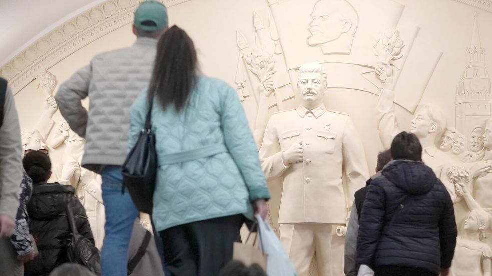 Historiker machen Sowjetdiktator Josef Stalin für den Tod von Millionen Menschen verantwortlich - nun erinnert ein Denkmal in der Moskauer Metro an ihn. Foto: Ulf Mauder/dpa