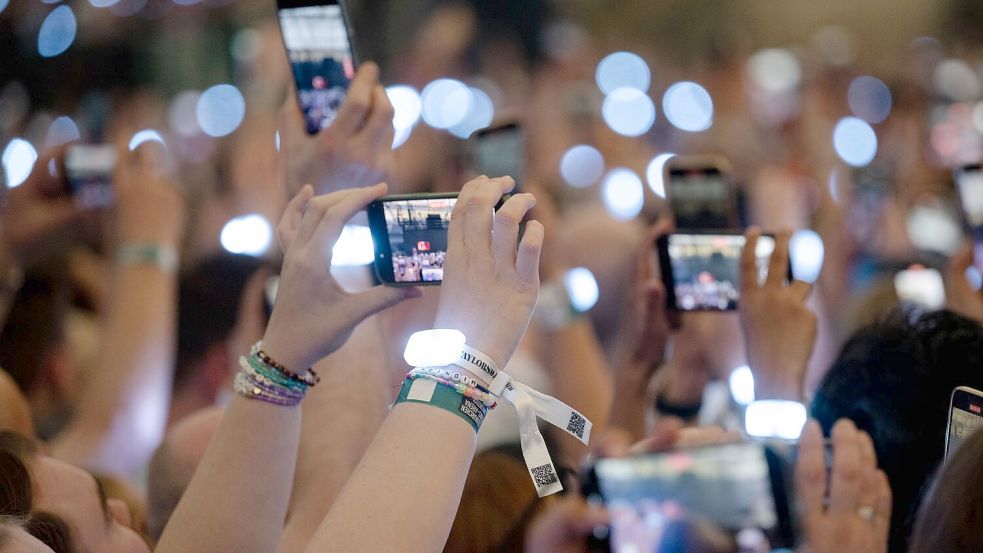 In ein Meer aus Smartphone-Bildschirmen zu schauen, findet nicht jeder Künstler gut. (Symbolbild) Foto: Marius Becker/dpa