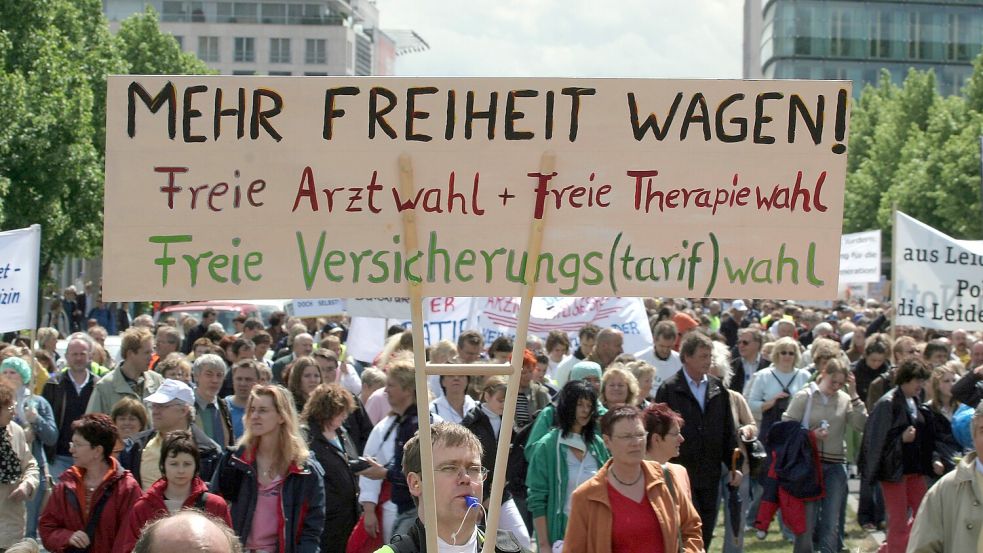 Vor 20 Jahren wurde - wie hier in Bonn - für die freie Arztwahl demonstriert. Die neue Regierung will sie wieder einschränken. Das birgt Zündstoff. Foto: IMAGO / Müller-Stauffenberg