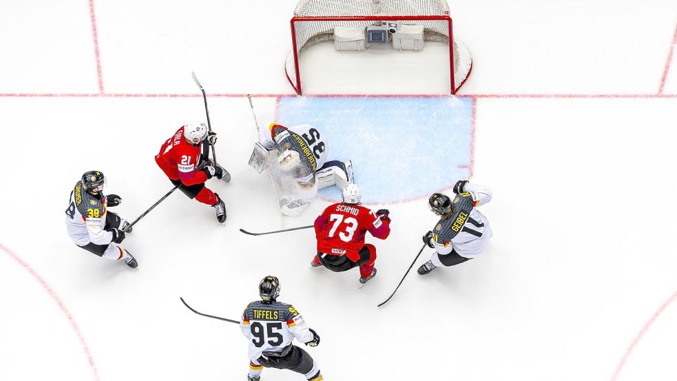 Die deutschen Eishockey-Nationalspieler sahen beim 1:5 gegen die Schweiz vor allem im zweiten Drittel meist nur zu. Foto: Salvatore Di Nolfi/KEYSTONE/dpa