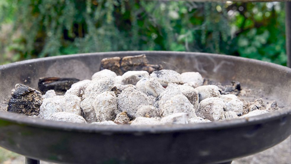 Nach einem schönen Grillabend geht es ans Aufräumen. Wohin mit der Grillkohle? Foto: IMAGO/Bihlmayerfotografie