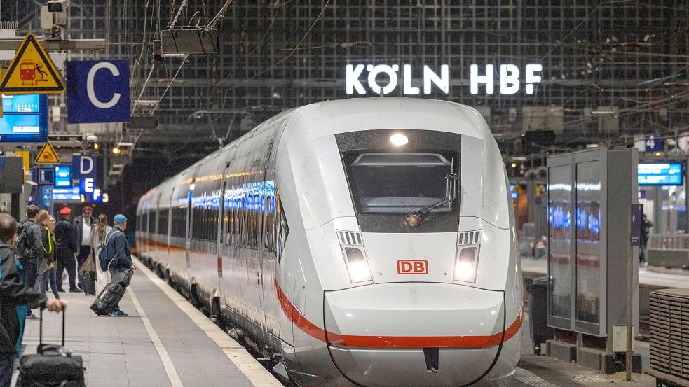 Die Deutsche Bahn war im April besonders unpünktlich unterwegs. (Archivbild) Foto: Thomas Banneyer/dpa