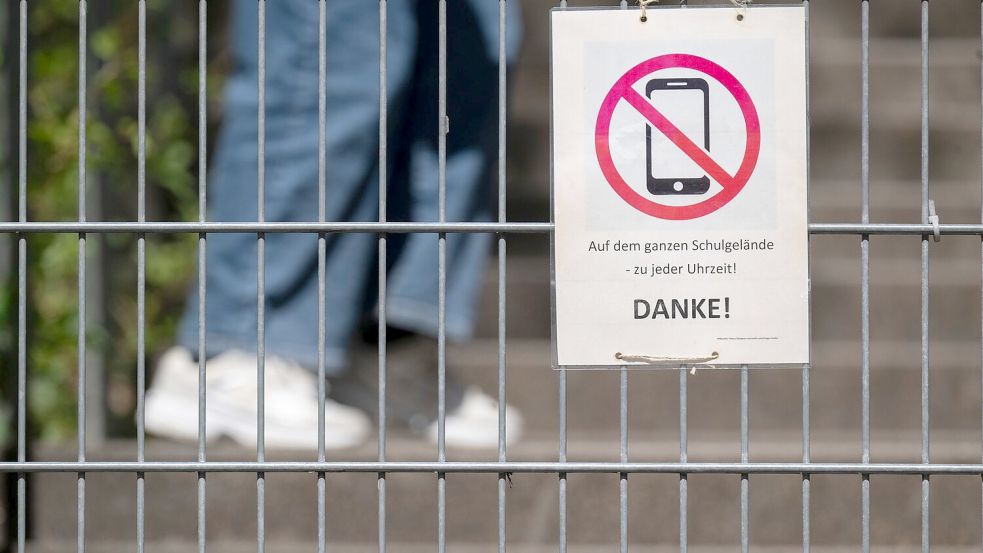 Grundsätzlich ist der Umgang mit Mobiltelefonen in Schulen Sache der Länder. (Symbolbild) Foto: Marijan Murat/dpa