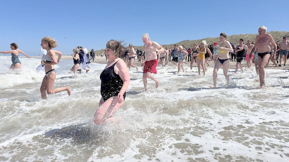 Strahlender Sonnenschein und eine 11 Grad kühle Nordsee: Für rund 70 Gäste ging es am Donnerstag ins Wasser. Foto: Gemeinde Baltrum