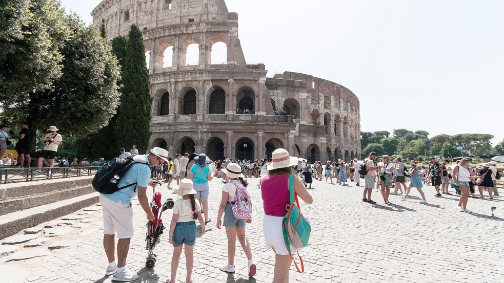 Italien wird von Touristen überlaufen, wie hier am Kolosseum in Rom. Foto: IMAGO/Andrea Ronchini