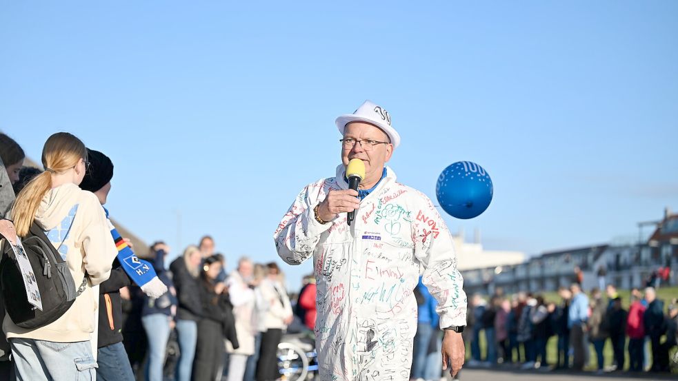 Heino Krüger moderierte seine 100. Ossiloop-Etappe in einem speziellen Outfit. Fotos: Jens Doden (Blomberg)