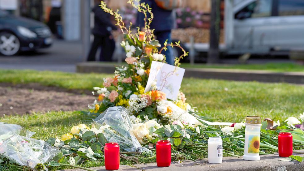 Blumen und Grabkerzen an der Gedenkstelle für die Opfer am Mannheimer Paradeplatz. Foto: IMAGO/ Bihlmayerfotografie