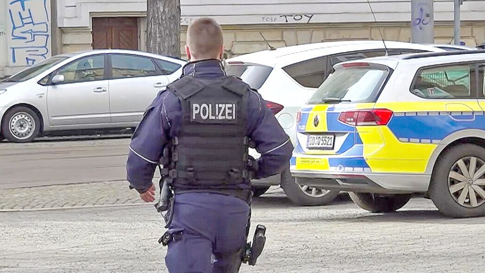 In Berlin ist ein Polizist durch einen Stich in den Hals lebensgefährlich verletzt worden. Foto: dpa/EHL Media/Erik-Holm Langhof