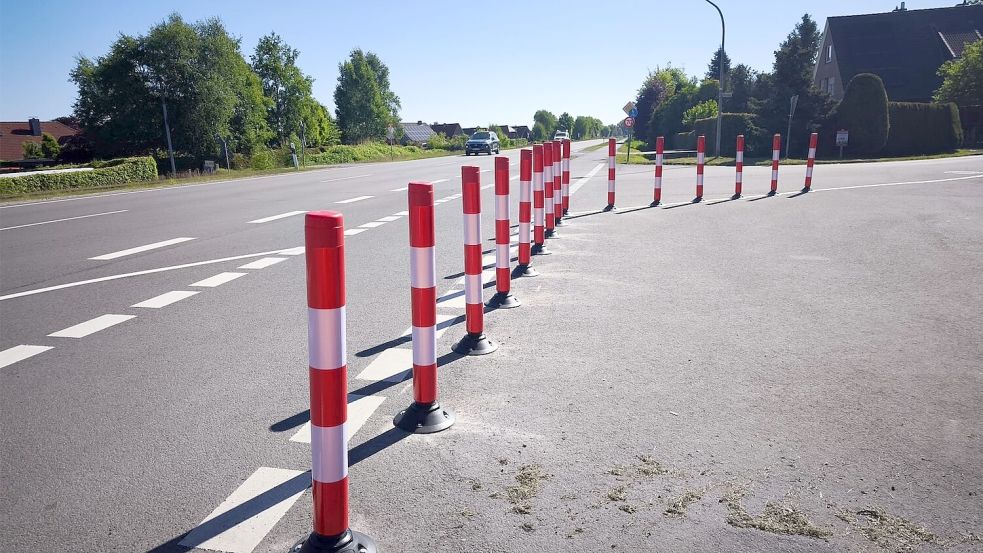 Mit sogenannten Flexpfosten wurde die Einmündung zum Ritzweg begrenzt. Foto: Mathias Rüstmann/Bauhof