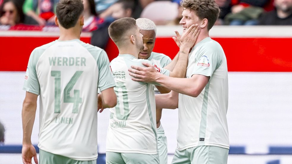 Werder jubelt am letzten Spieltag. Foto: Harry Langer/dpa