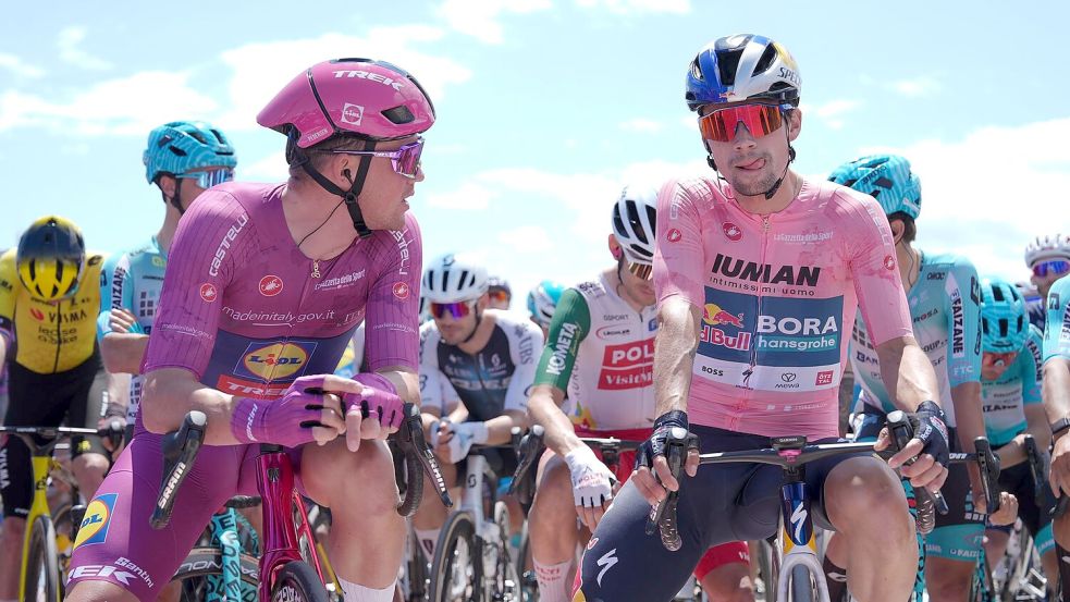Der Slowene Primoz Roglic (r) verliert das Rosa Trikot des Gesamtführenden. Foto: Gianmattia D’alberto/LaPresse via ZUMA Press/dpa