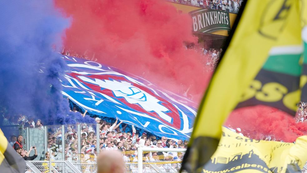 Fans von Holstein Kiel zündeten beim Abschied aus der Bundesliga ein Meer aus blau-roter Pyrotechnik. Foto: Bernd Thissen/dpa