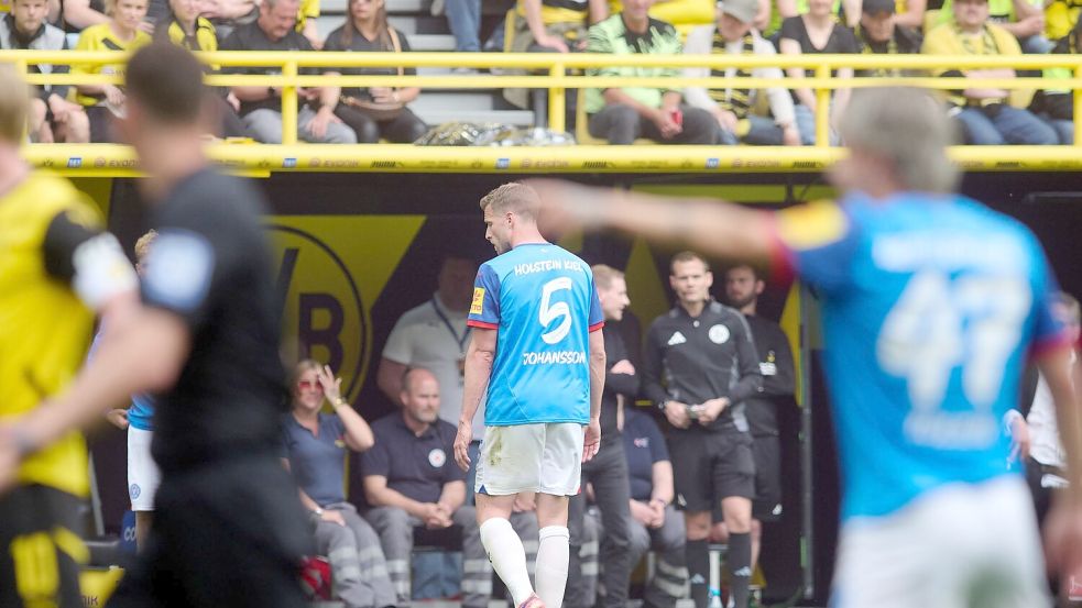 Bereits in der 9. Minute musste Kiels Carl Johansson nach einer Notbremse vom Platz. Foto: Bernd Thissen/dpa