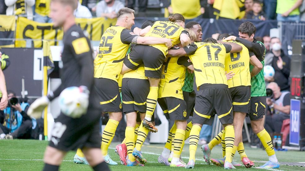 Der BVB jubelt über das 3:0. Foto: Bernd Thissen/dpa