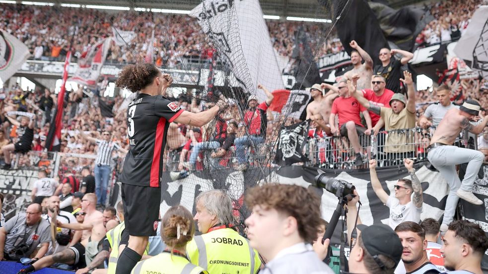 Frankfurter Ekstase: Arthur Theate bejubelt mit den Fans den Champions-League-Einzug. Foto: Philipp von Ditfurth/dpa