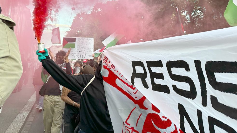 Der Protest gegen Israels Teilnahme überschattete das ESC-Finale. Foto: Aleksandra Bakmaz/dpa