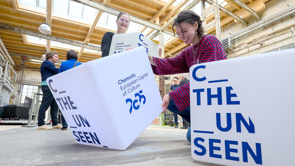 C_THE_UNSEEN: Mitarbeiter der Kulturhauptstadt eröffnen den Garagen Campus im Rahmen des Kulturhauptstadtjahres. Foto: Hendrik Schmidt/dpa