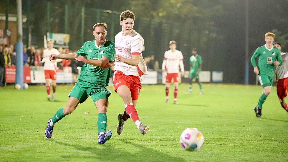 Viermal durfte der SV Großefehn im Derby gegen Wallinghausen jubeln. Klaas Bikker erzielte das 3:0 für Großefehn.Foto: Wilfried Gronewold