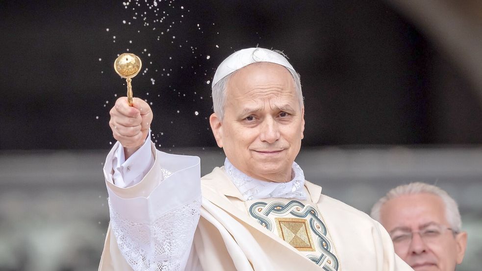 Segen für die Menschen: Papst Leo. Foto: Michael Kappeler/dpa