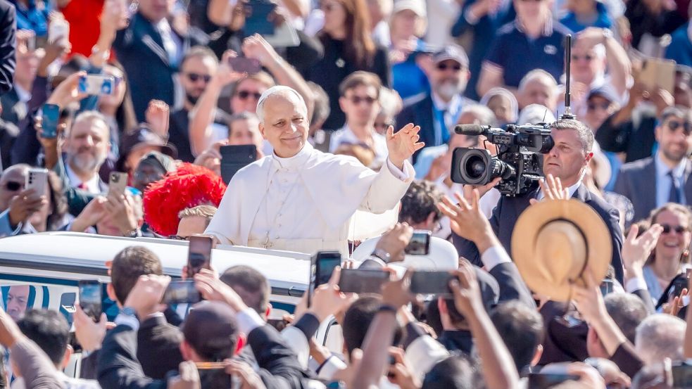 Bad in der Menge: Papst Leo. Foto: Michael Kappeler/dpa