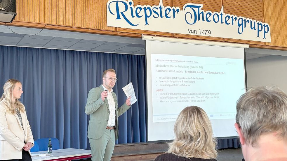 Eike Block, Dezernatsleiter bei der Auricher Geschäftsstelle des Amts für regionale Landesentwicklung Weser-Ems, stellte am Donnerstagabend in der Grundschule Riepe das niedersächsische Dorfentwicklungsprogramm vor. Foto: Imke Cirksena
