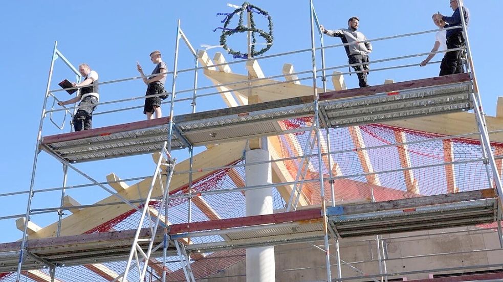 Anfang April wurde Richtfest beim Neubau der Großküche der WfbM im Gewerbegebiet Schirum gefeiert. Bei dem Projekt sind mehrere hiesige Firmen beteiligt. Foto: WfbM Aurich