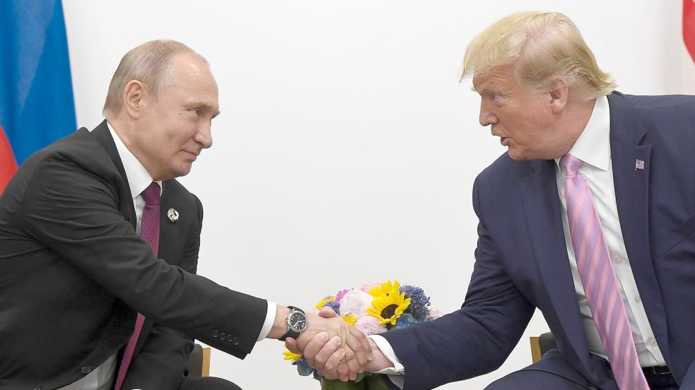 Kremlchef Wladimir Putin und US-Präsident Donald Trump haben die Bereitschaft zu einem neuen Treffen bekundet. (Archivbild) Foto: Susan Walsh/AP/dpa