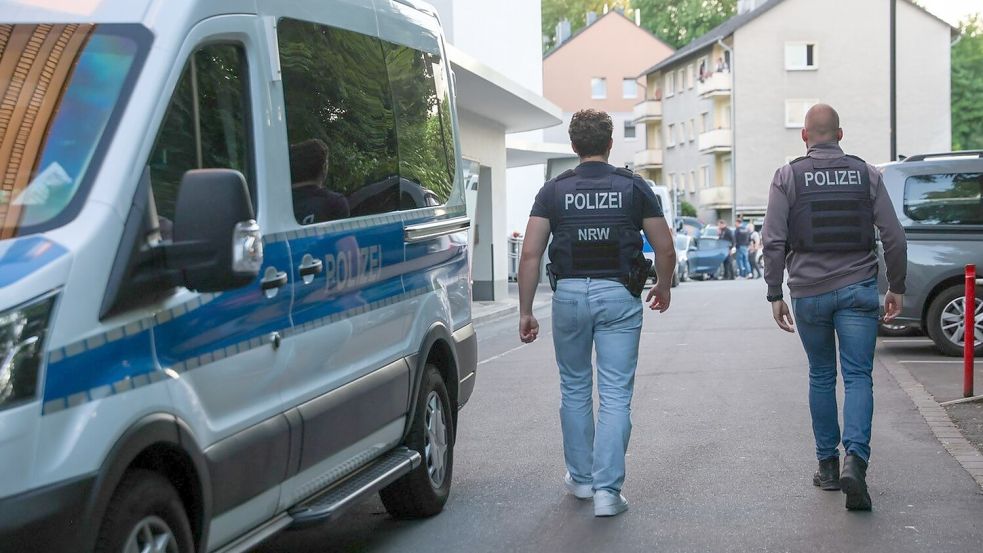 Nach dem Angriff eines Mannes auf mindestens fünf Menschen in Bielefeld gibt es einen SEK-Einsatz im Zusammenhang mit der Tat Foto: Tim Oelbermann/dpa