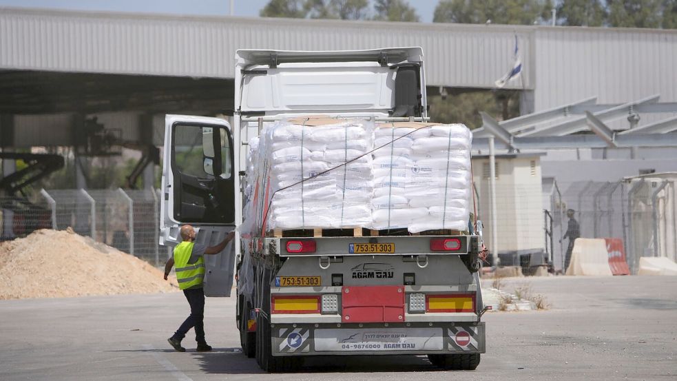 Vor Beginn des Gaza-Kriegs transportierten rund 500 Lastwagen täglich Waren in das Küstengebiet. Jetzt ist es nur noch ein Bruchteil. Foto: Ohad Zwigenberg/AP/dpa