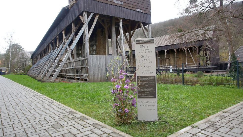 Eine Stele erinnert in dem niedersächsischen Kurort Bad Salzdetfurth an das Leid der Verschickungskinder. Foto: Diakonie in Niedersachsen/ Christian Behrens