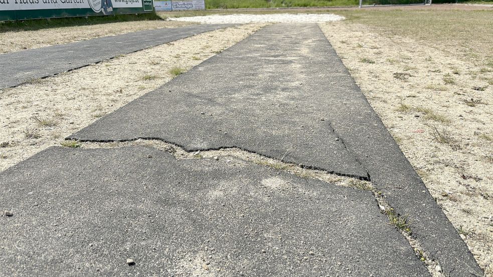 Hier lauert Verletzungsgefahr: In der Anlaufbahn zur Sprunggrube verläuft ein Riss. Foto: Thomas Dirks